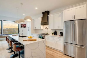 Fridge, microwave, oven, stovetop - Summer rooftop hot tub, outdoor kitchen, game room near Broadway (Nashville)