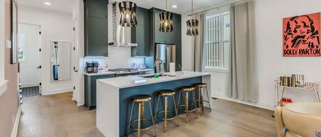 Frigorífico, microondas, horno y placa de cocina