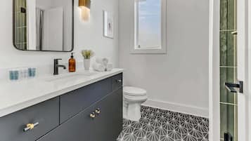 Douche, sĂšche-cheveux, serviettes fournies, shampoing