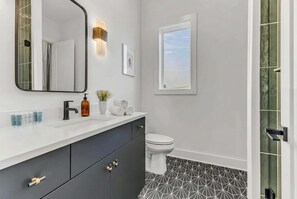 Douche, sèche-cheveux, serviettes fournies, shampoing