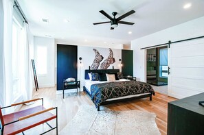 6 habitaciones, escritorio y tabla de planchar con plancha