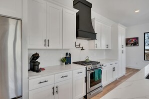 Coffee/tea maker, fridge, microwave, oven - Fall getaway hot tub & game room house sleeps 12 near Geodis Park, Nashville (Nashville)