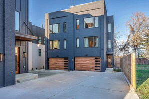 Un bâtiment moderne à deux étages, doté de grandes fenêtres et d’un garage.