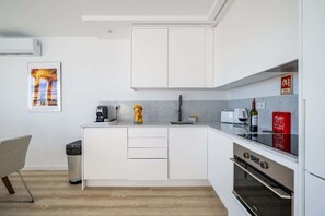 Jääkaappi, mikroaaltouuni, uuni, liesi