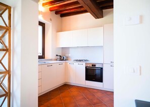 Kjøleskap, mikrobølgeovn, ovn og oppvaskmaskin