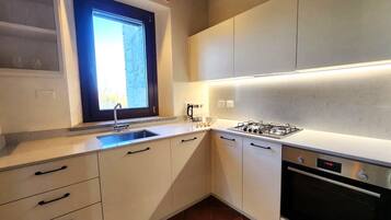 KĂŒhlschrank, Mikrowelle, Ofen, GeschirrspĂŒler