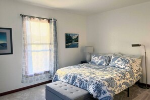 1 bedroom, desk, WiFi, bed sheets