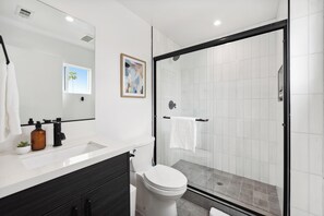 Dusj, hårføner, håndklær og såpe