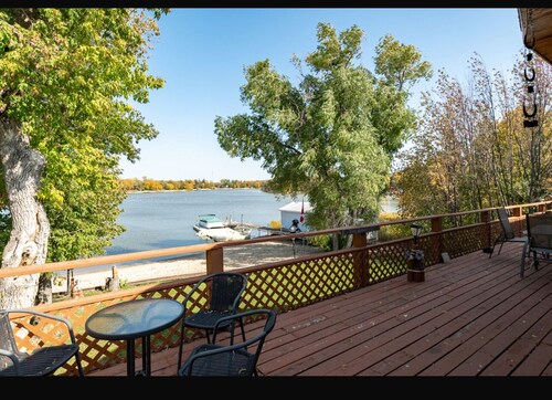 Charming 4-bedroom cabin on water in wonderful Petersfield with WiFi and TV