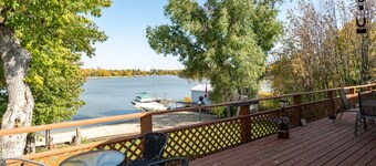 Charming 4-bedroom cabin on water in wonderful Petersfield with WiFi and TV