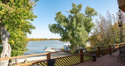 Charming 4-bedroom cabin on water in wonderful Petersfield with WiFi and TV