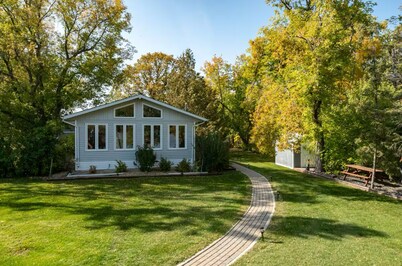 Charming 3-bedroom cabin in wonderful Petersfield with WiFi and TV