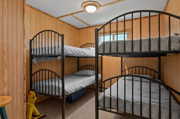 3 bedrooms, iron/ironing board, WiFi, bed sheets