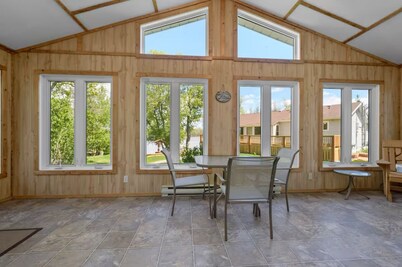Charming 3-bedroom cabin in wonderful Petersfield with WiFi and TV