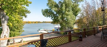 Charming 4-bedroom cabin on water in wonderful Petersfield with WiFi and TV