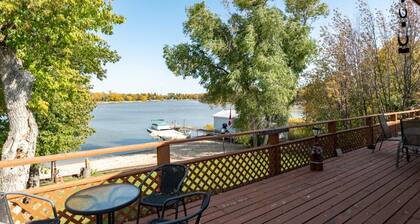 Charming 4-bedroom cabin on water in wonderful Petersfield with WiFi and TV