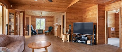 Smart TV, fireplace, DVD player