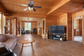 Smart TV, fireplace, DVD player