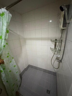 Chuveiro, toalhas de banho, sabonete, papel higiênico