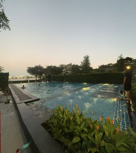 1-bedroom riverside Bangkok apartment with washing machine, infinity pools, etc