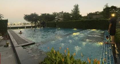 1-bedroom riverside Bangkok apartment with washing machine, infinity pools, etc