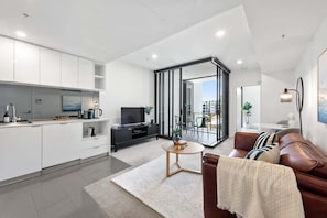 Un apartamento moderno con cocina, sala de estar y balcón.
