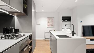 Fridge, oven, stovetop, dishwasher