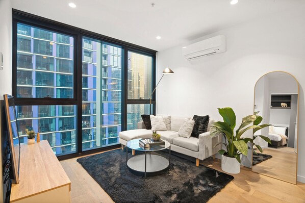 Flat-screen TV - Luxe 2B2B Apartment in Melb CBD w/ Pool and Gym (Melbourne)