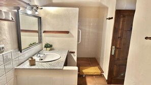 Dusche, Haartrockner, Handtücher