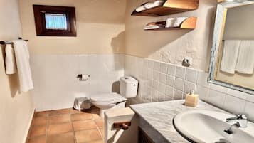 Douche, sĂšche-cheveux, serviettes fournies