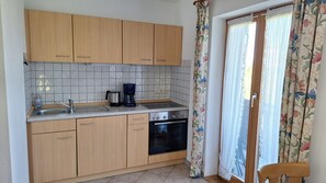 Réfrigérateur, four, plaque de cuisson, cafetière/bouilloire