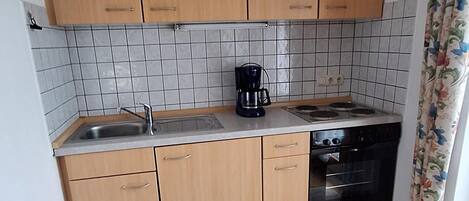 Køleskab, ovn, kogeplade, kaffe-/temaskine