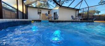 Bungalow with Garage Lounge, Pool with Heat Option, Sleeps 8 - 10