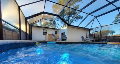 Bungalow with Garage Lounge, Pool with Heat Option, Sleeps 8 - 10