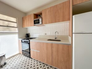 Fridge, microwave, oven, coffee/tea maker