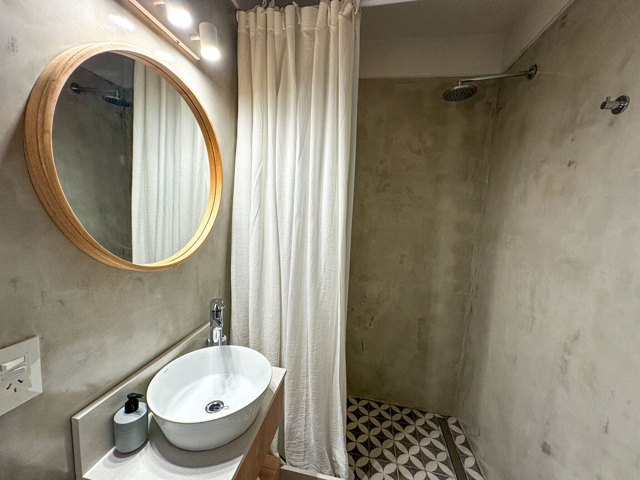 Douche, serviettes fournies