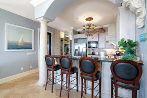 Fridge, microwave, oven, stovetop - The Carlyle (Navarre Beach)