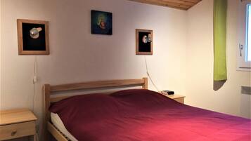 3 dormitorios y tabla de planchar con plancha