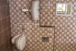 Shower, towels, toilet paper - 2-bedroom apartment in enjoyable Mysuru with WiFi, AC (Mysuru)