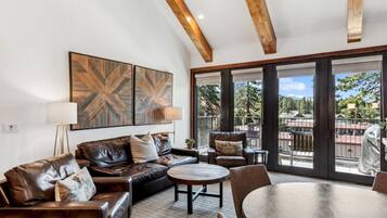 Smart TV, fireplace, stereo