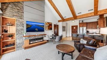 Smart TV, fireplace, stereo