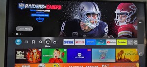 Un écran de télévision diffusant un événement sportif opposant les Raiders aux Chiefs, avec des options permettant d’en savoir plus et de regarder l’événement sur Prime Video.
