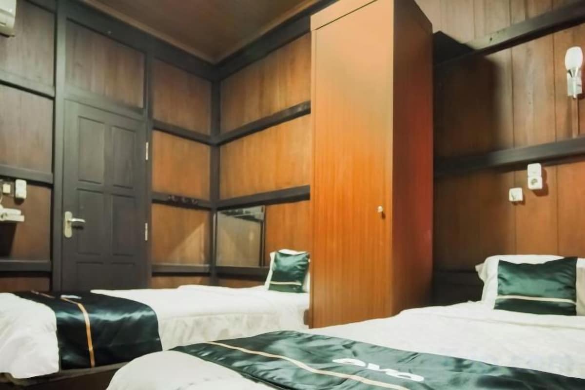 Laptop workspace, free WiFi, bed sheets