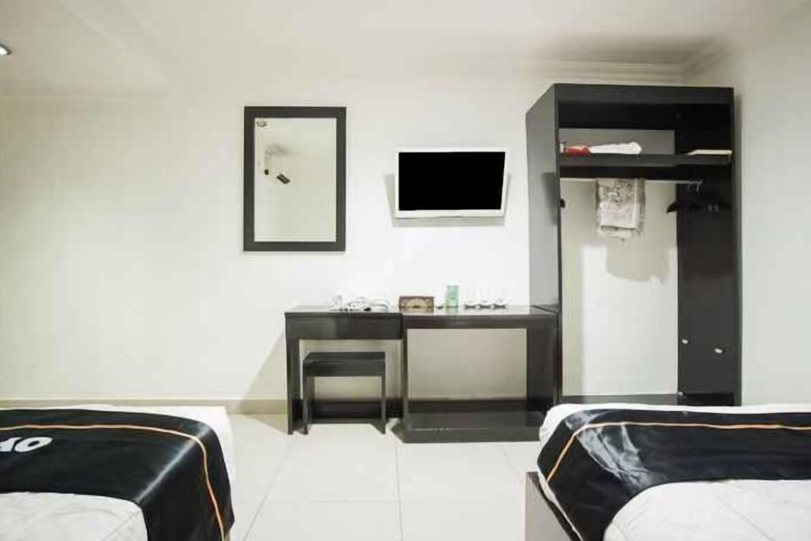 Laptop workspace, free WiFi, bed sheets