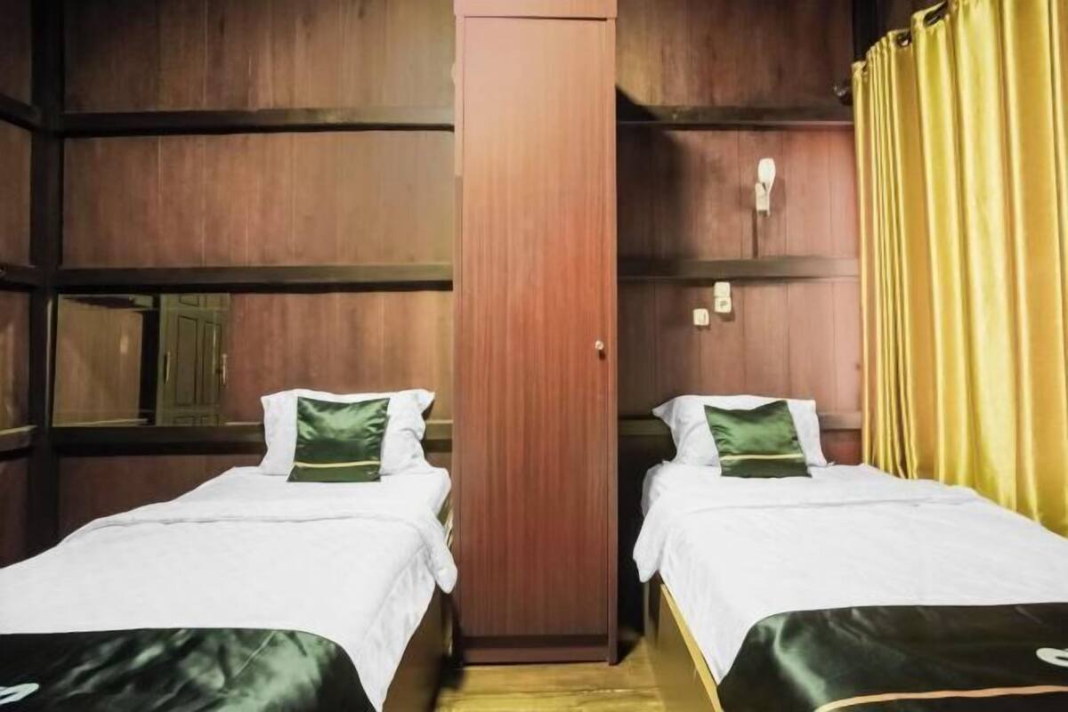 Laptop workspace, free WiFi, bed sheets