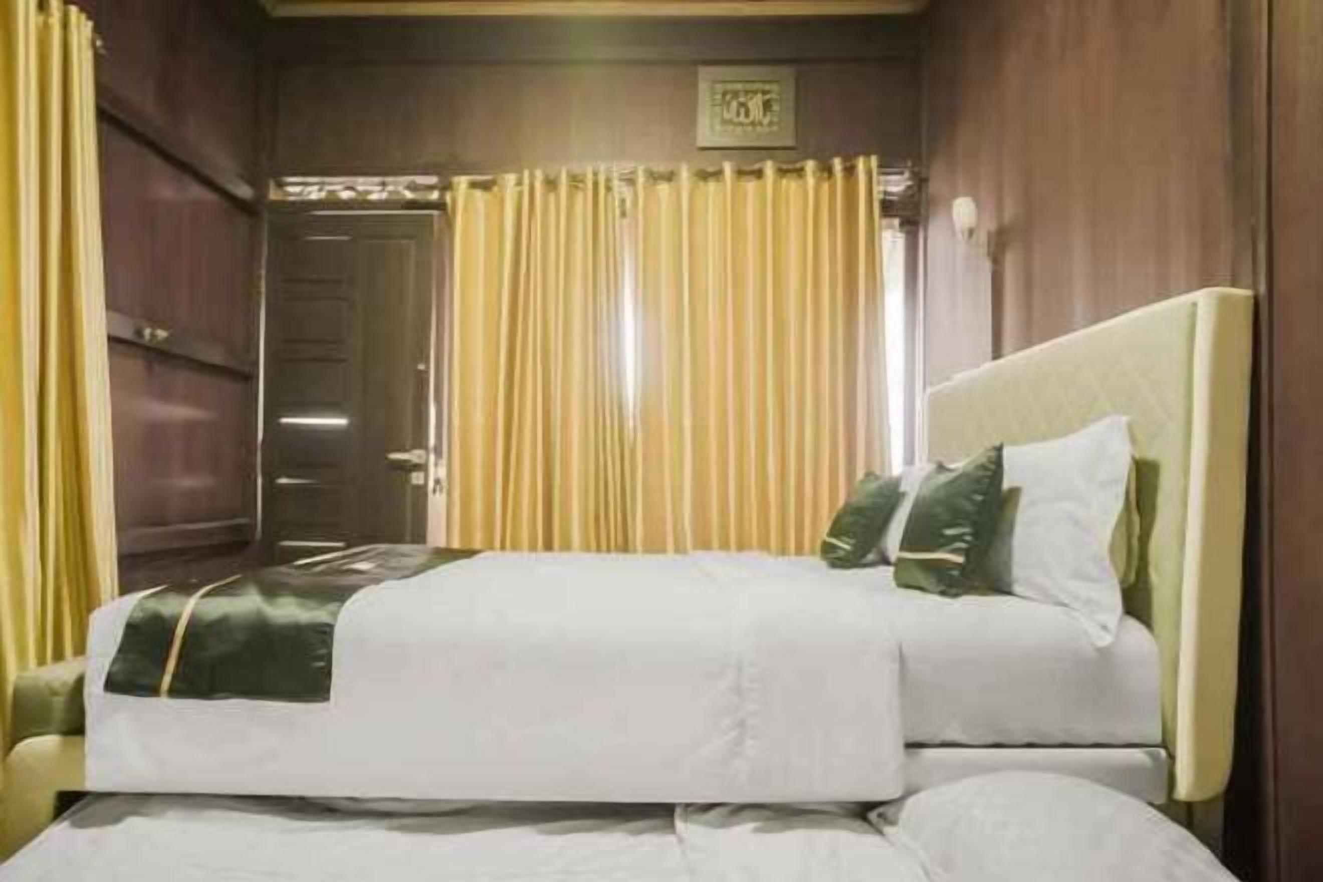 Laptop workspace, free WiFi, bed sheets