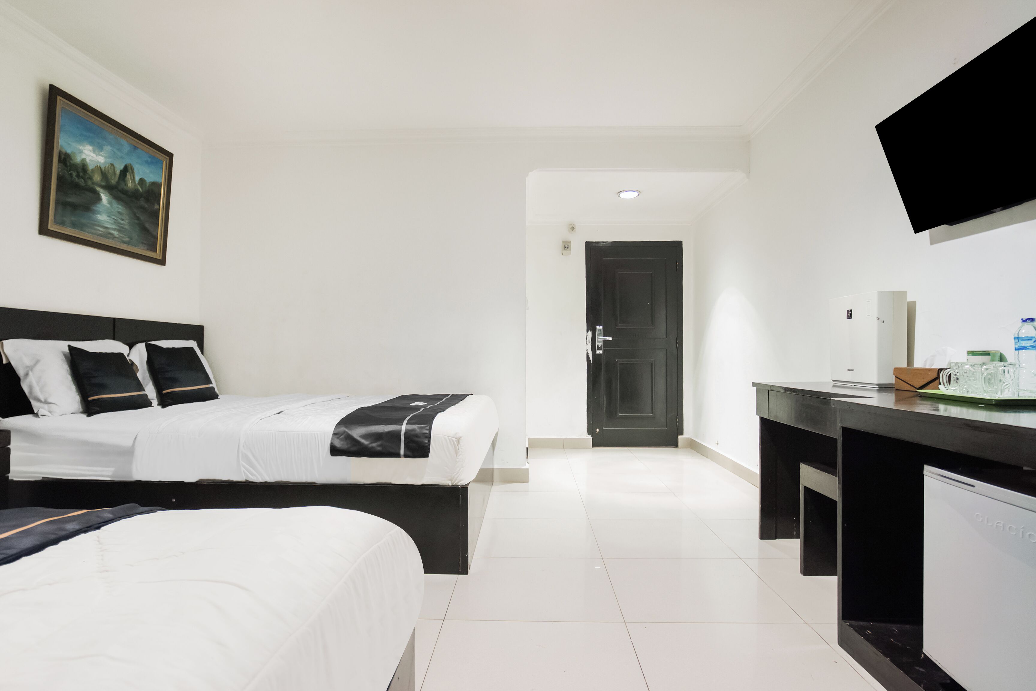 笔记本电脑工作区、免费 WiFi、床单