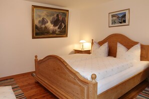 1 bedroom, bed sheets - Ferienwohnung Nr. 2 für 2 Pers., 63 m², Wohnküche, SZ, Dusche/WC, Terrasse (Bischofswiesen)