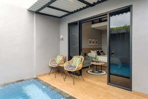 Basic Villa | Living area | 32-inch Smart TV with digital channels - Calma Jatimas Klayar Villa Sleman Jogja (Berbah)