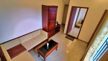 Una sala de estar con sofá, mueble de madera y una mesita de centro.
